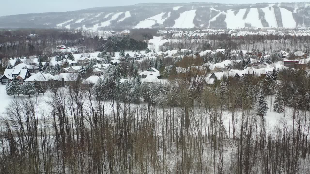 鸟瞰图的雪山小镇视频素材