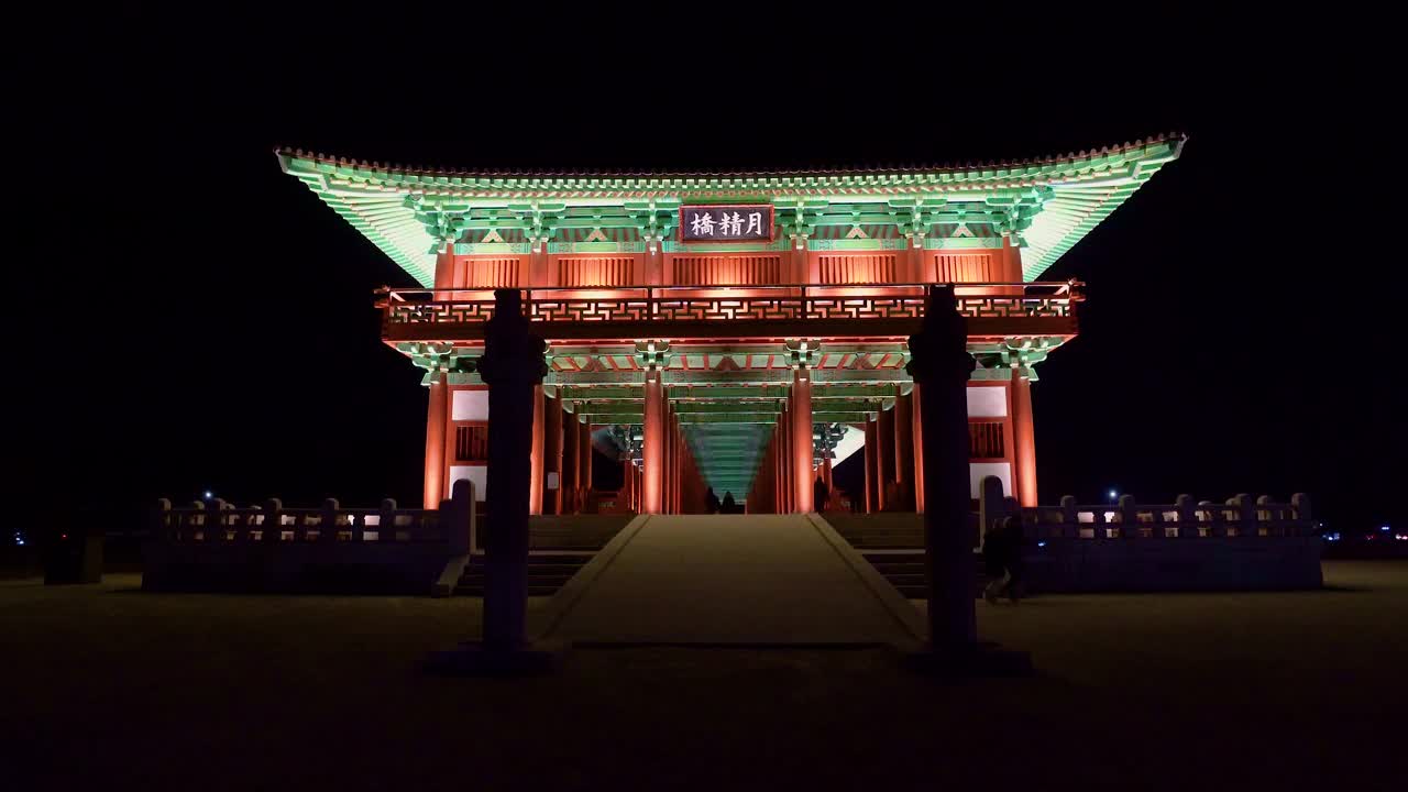 韩国庆州市Woljeonggyo大桥夜景。视频素材