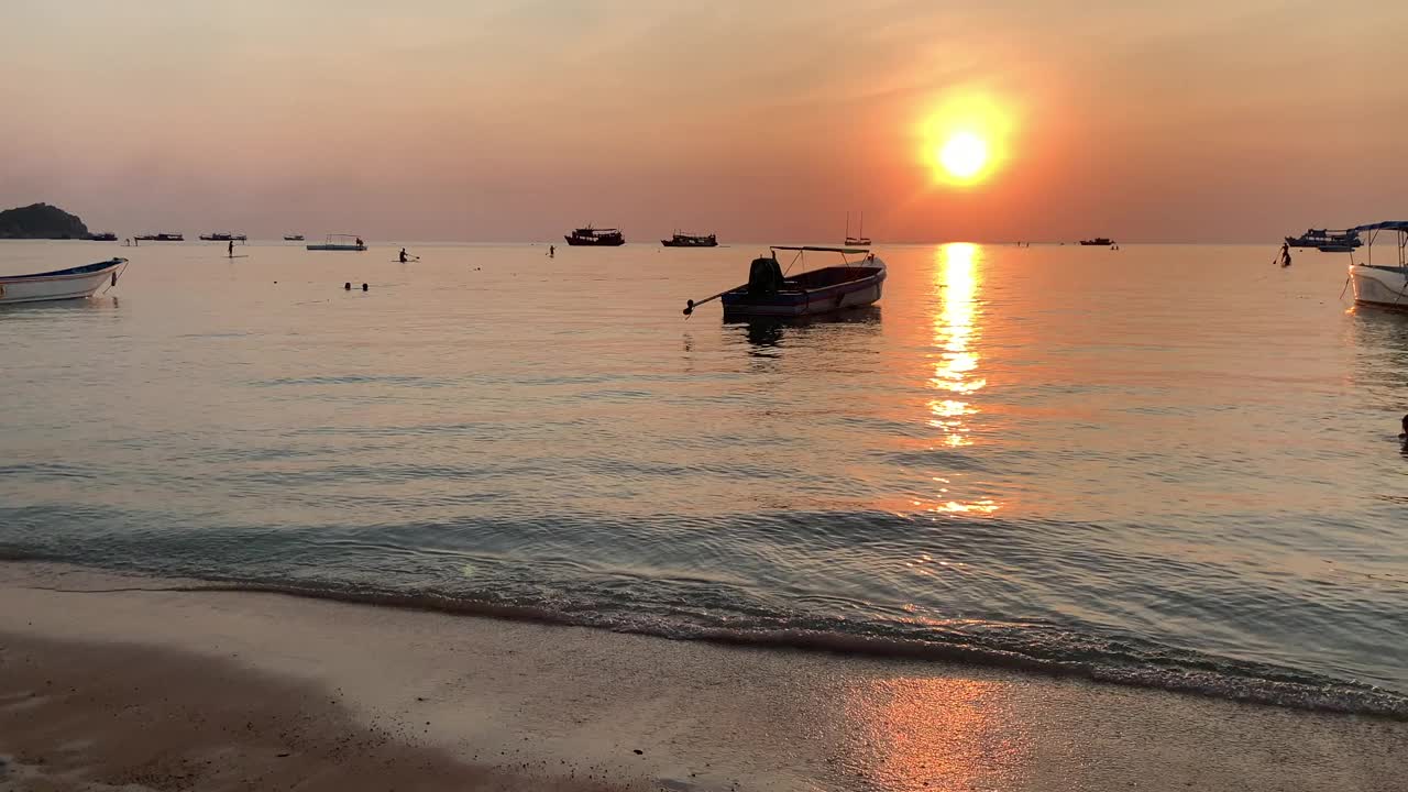 海洋海滩日出海滩上的海浪水的质地美丽的海视频素材