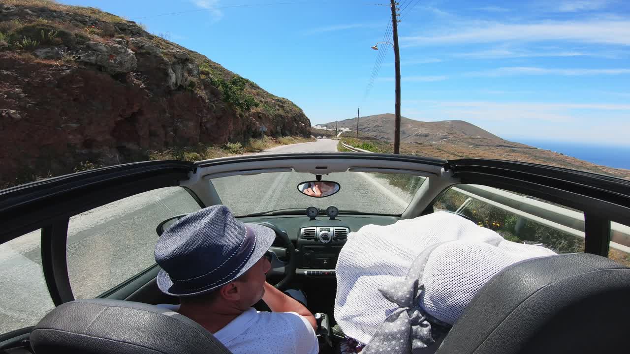 夏季汽车在道路和海洋景观，圣托里尼岛，希腊视频素材