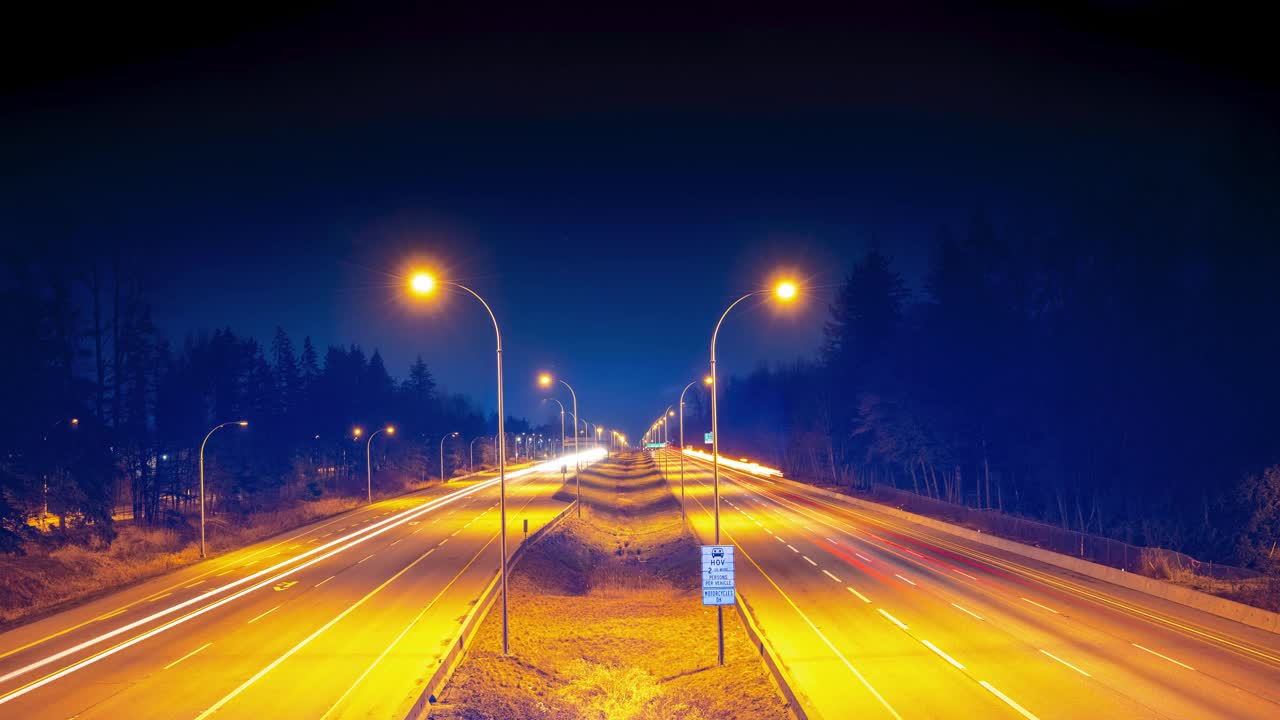 汽车在夜间高速公路上行驶的时间间隔视频素材