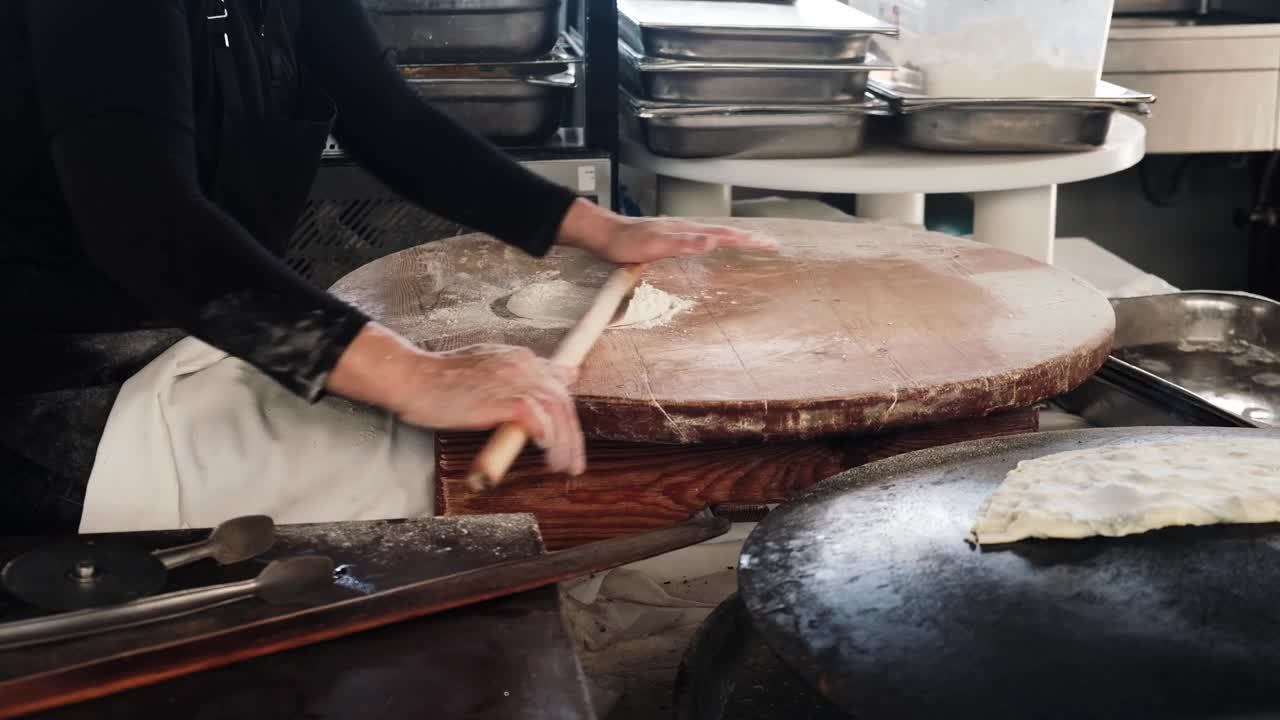 土耳其厨师在土耳其一家酒店的餐厅厨房里用面粉擀面团准备gozleme。视频素材