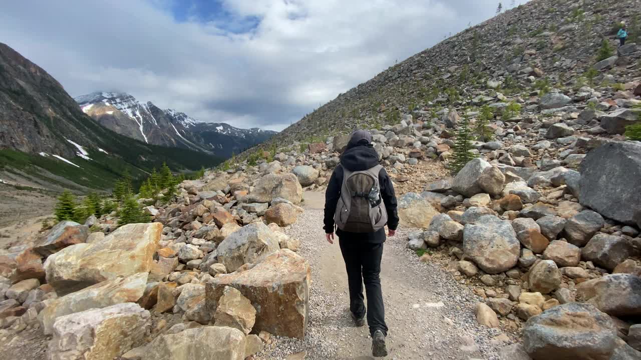 母子徒步旅行在加拿大阿尔伯塔省贾斯帕的伊迪丝卡维尔山视频素材