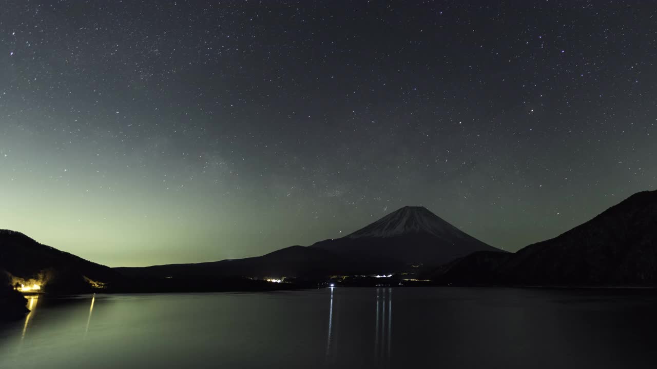 夜间延时拍摄的富士山在元津湖视频素材