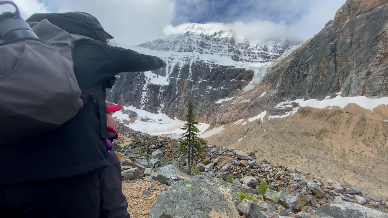 母子徒步旅行在Mount Edith Cavell, Jasper, Alberta, Canada视频素材