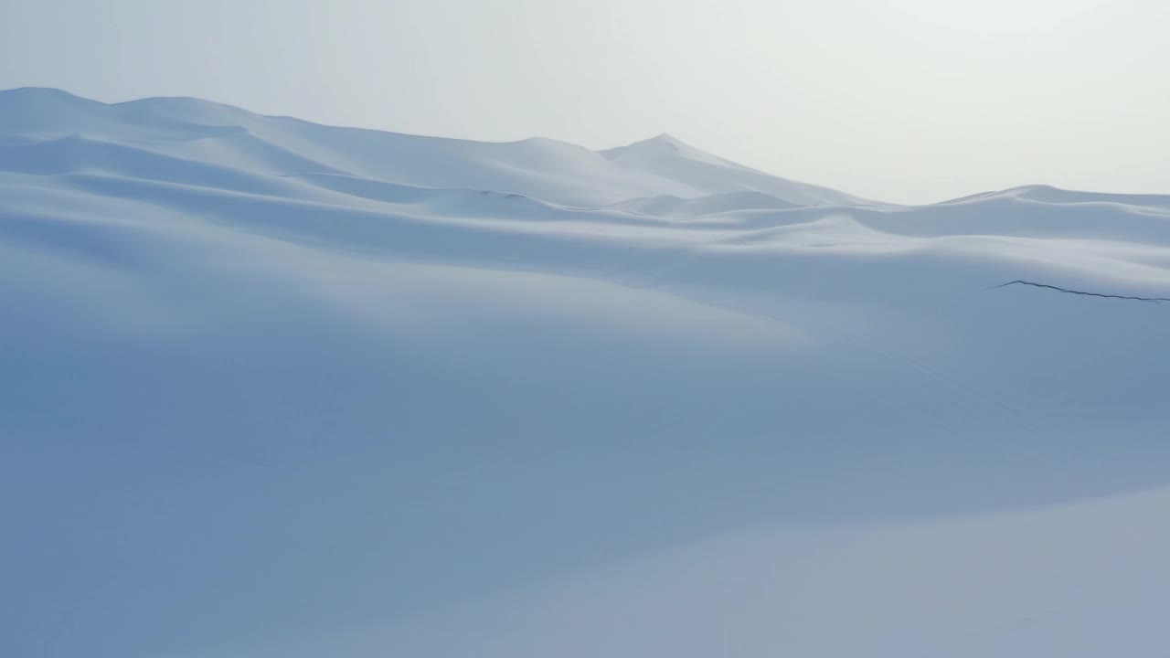 冬天，沙丘被雪覆盖着视频素材