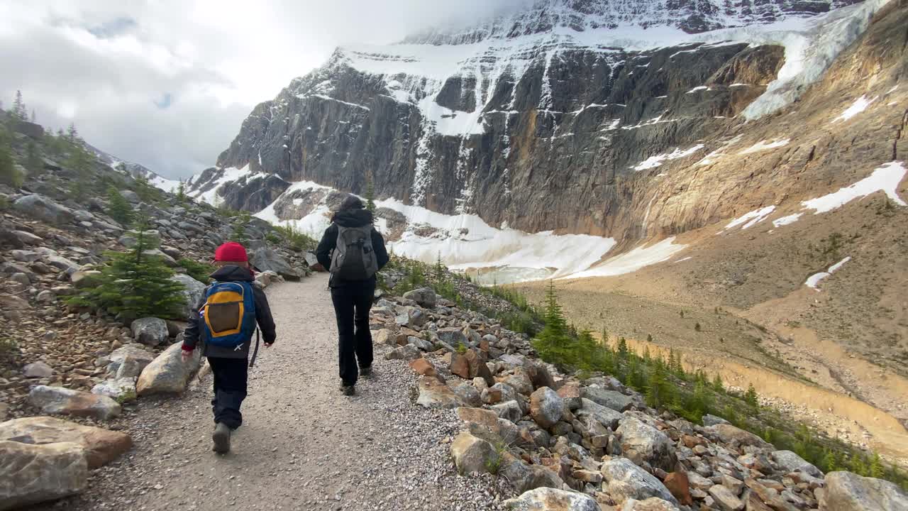 母子徒步旅行在Mount Edith Cavell, Jasper, Alberta, Canada视频素材