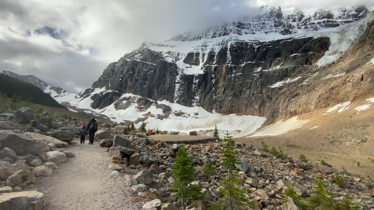 母子徒步旅行在Mount Edith Cavell, Jasper, Alberta, Canada视频素材