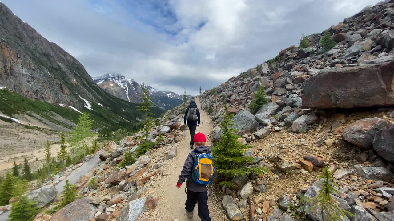 母子徒步旅行在伊迪丝卡维尔山，贾斯珀，阿尔伯塔，加拿大视频素材