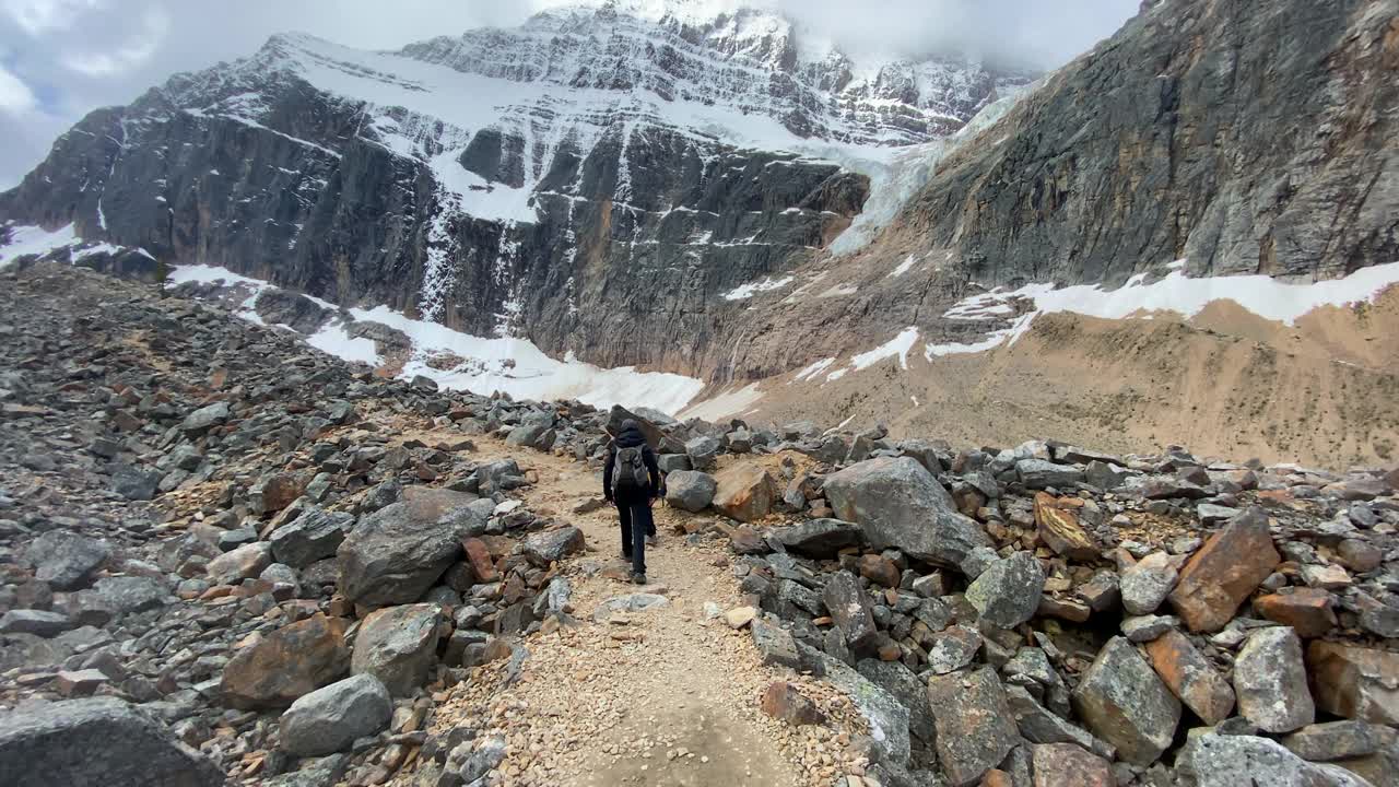 母子徒步旅行在伊迪丝卡维尔山，贾斯珀，阿尔伯塔，加拿大视频素材