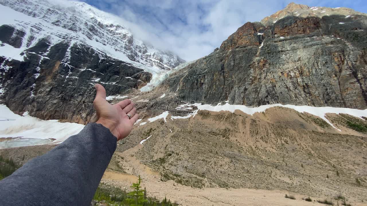 人的手显示伊迪丝卡维尔山景观的4K视频，加拿大落基山脉，阿尔伯塔，加拿大视频素材