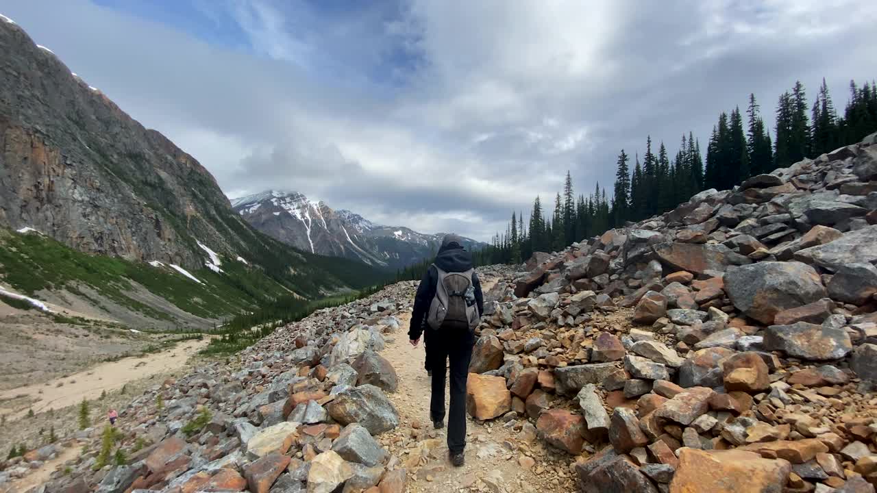 母子徒步旅行在伊迪丝卡维尔山，贾斯珀，阿尔伯塔，加拿大视频素材