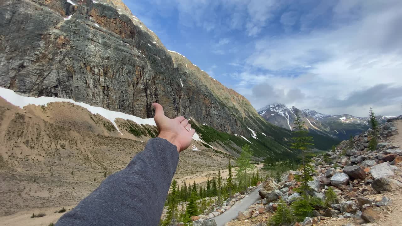 人的手显示伊迪丝卡维尔山景观的4K视频，加拿大落基山脉，阿尔伯塔，加拿大视频素材