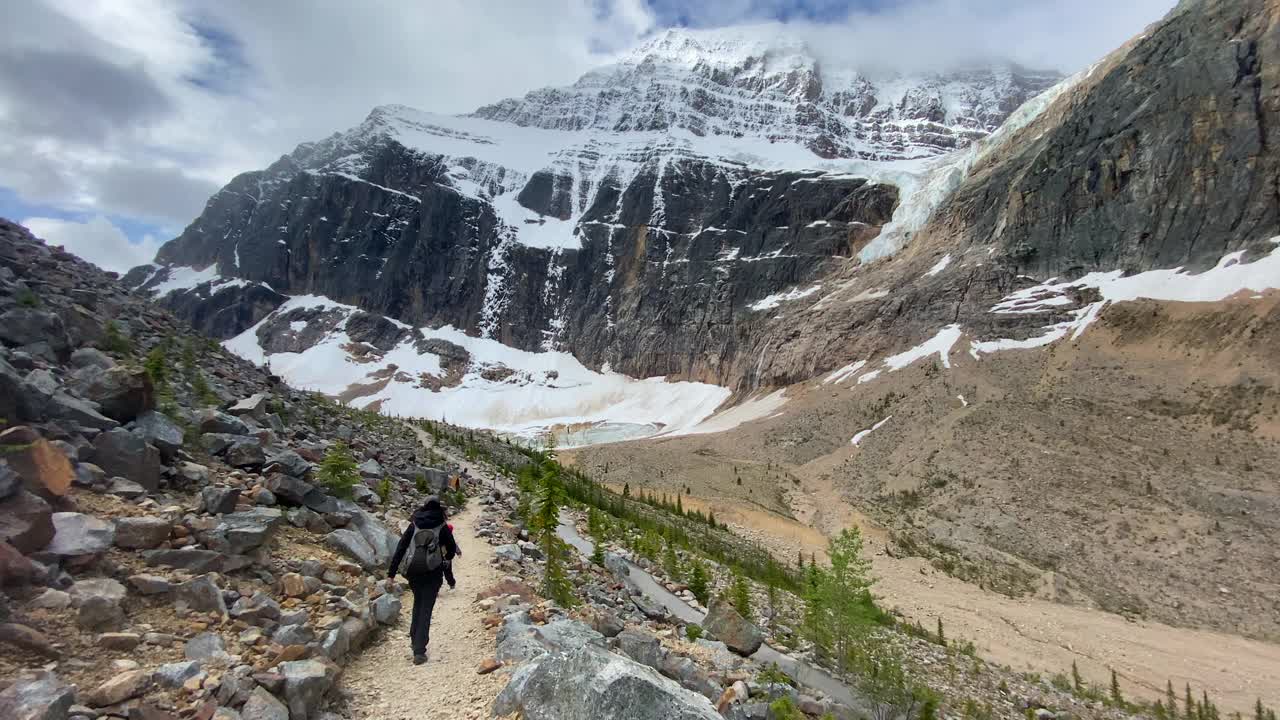 母子徒步旅行在Mount Edith Cavell, Jasper, Alberta, Canada视频素材