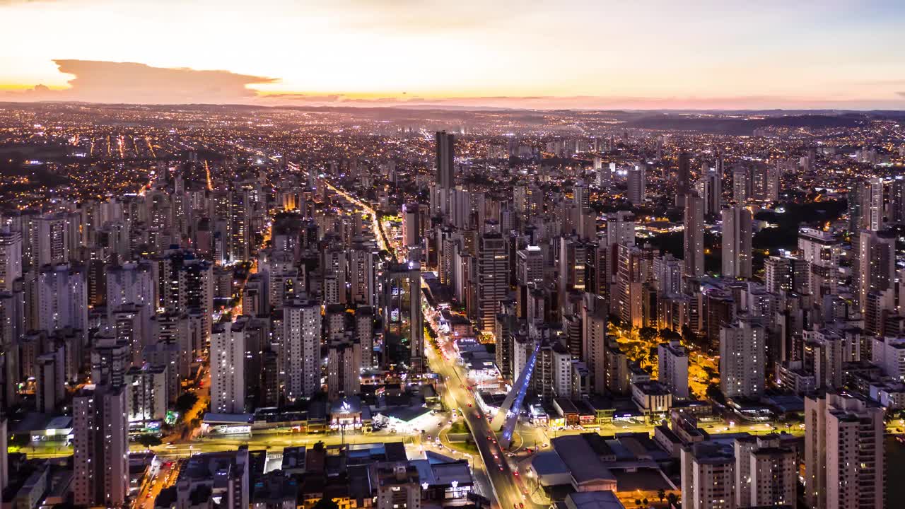 在巴西Goiânia, Goiás的西部，夕阳与建筑，超超著名的Simao Carneiro广场视频素材