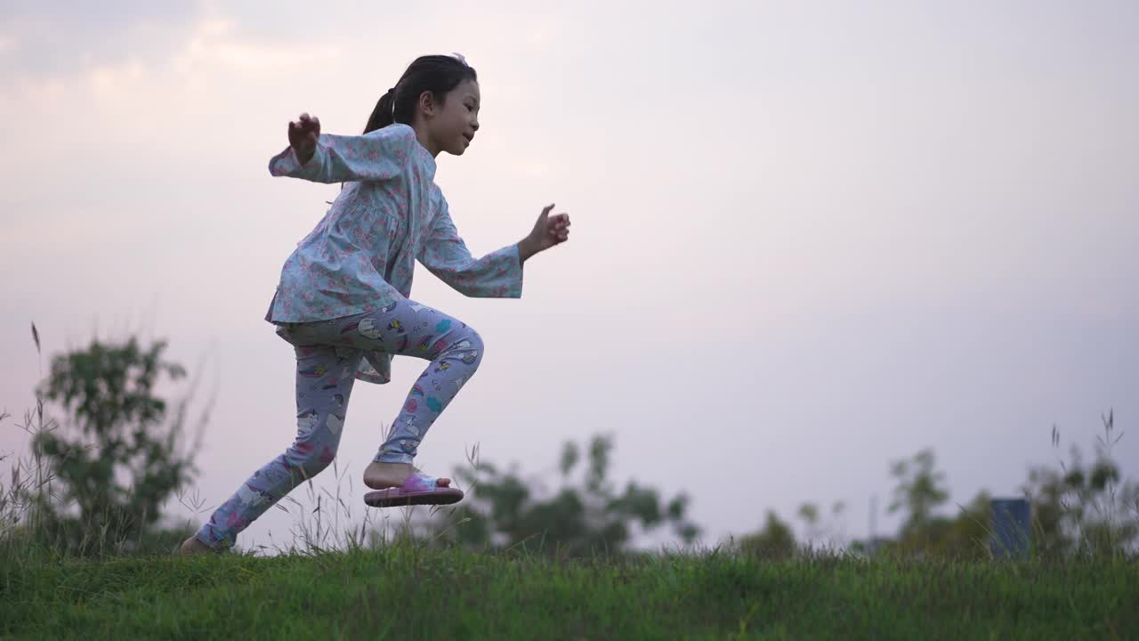 小女孩在公园里快乐的奔跑和享受视频素材