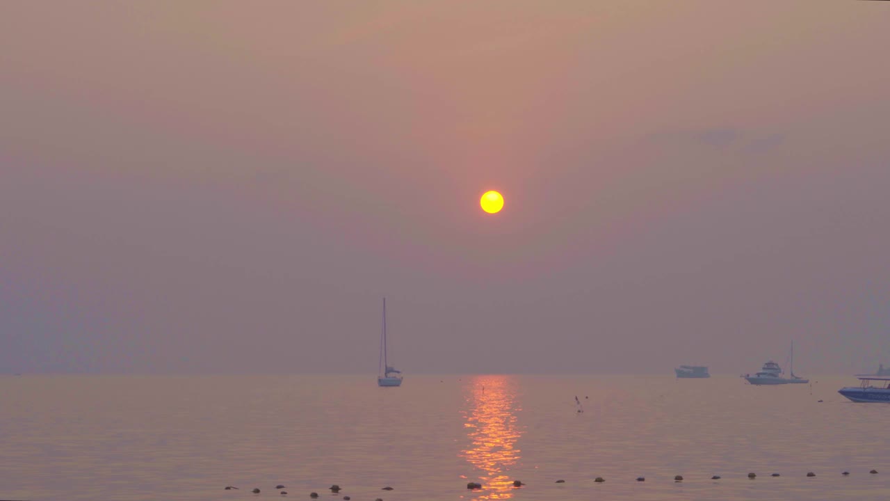 船在金色的夕阳在海上，在泰国泰国罗勇的观点视频素材