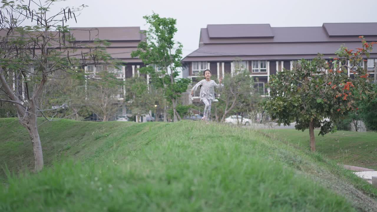 小女孩在公园里快乐的奔跑和享受视频素材