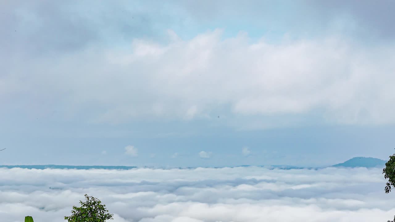 泰国碧差汶Khao Kho武器博物馆前的雾海视频素材