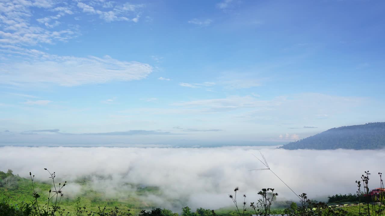 泰国碧差汶Khao KhoViewpoint水库上方的薄雾视频素材