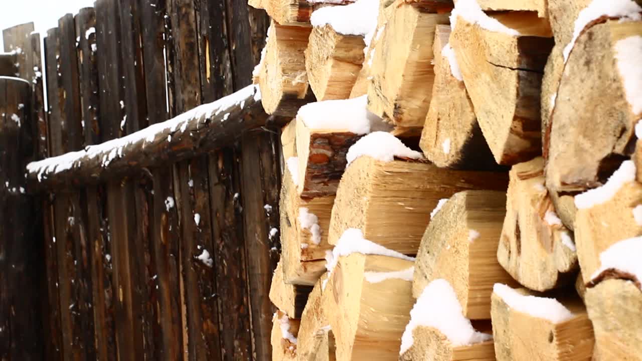 冬天下雪时的柴火堆视频素材