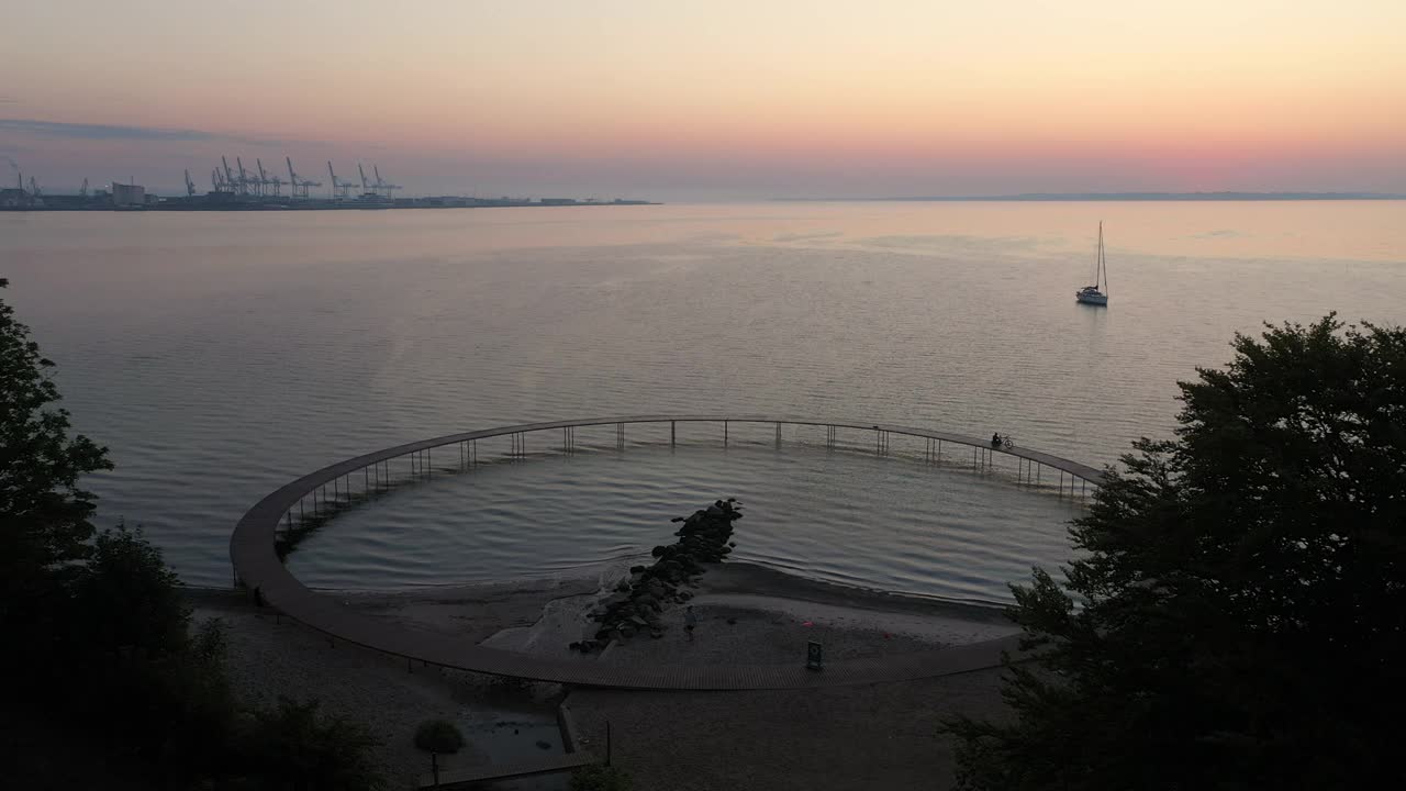 壮丽的风景无限的桥被海水和日落包围视频素材