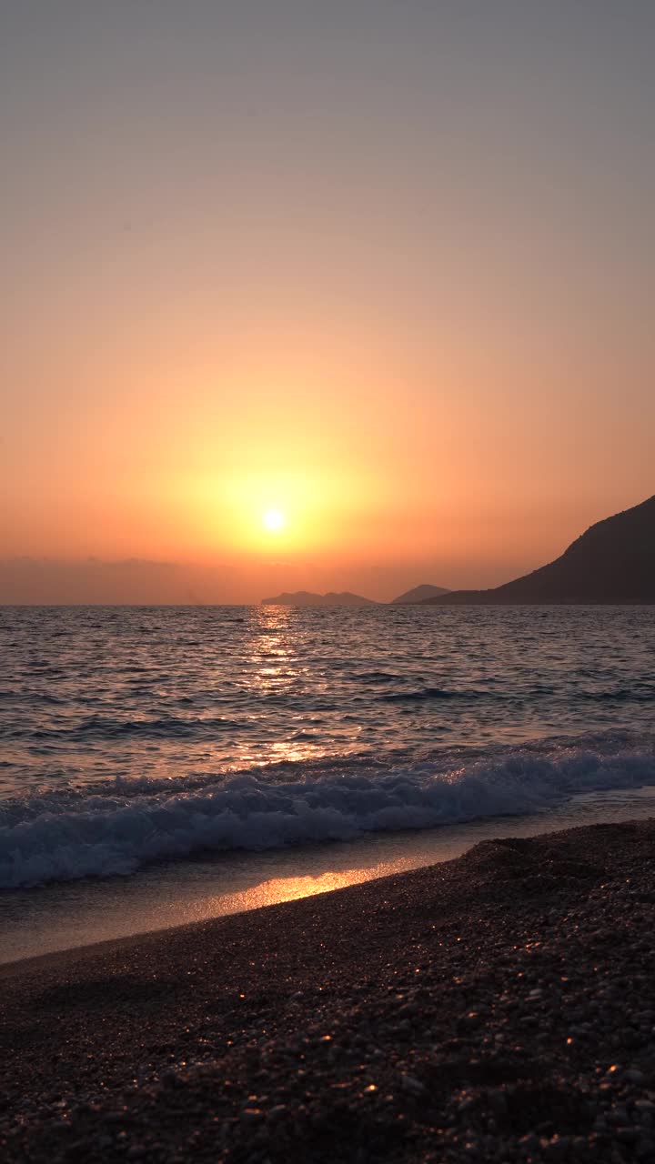 海滩上的日落视频素材