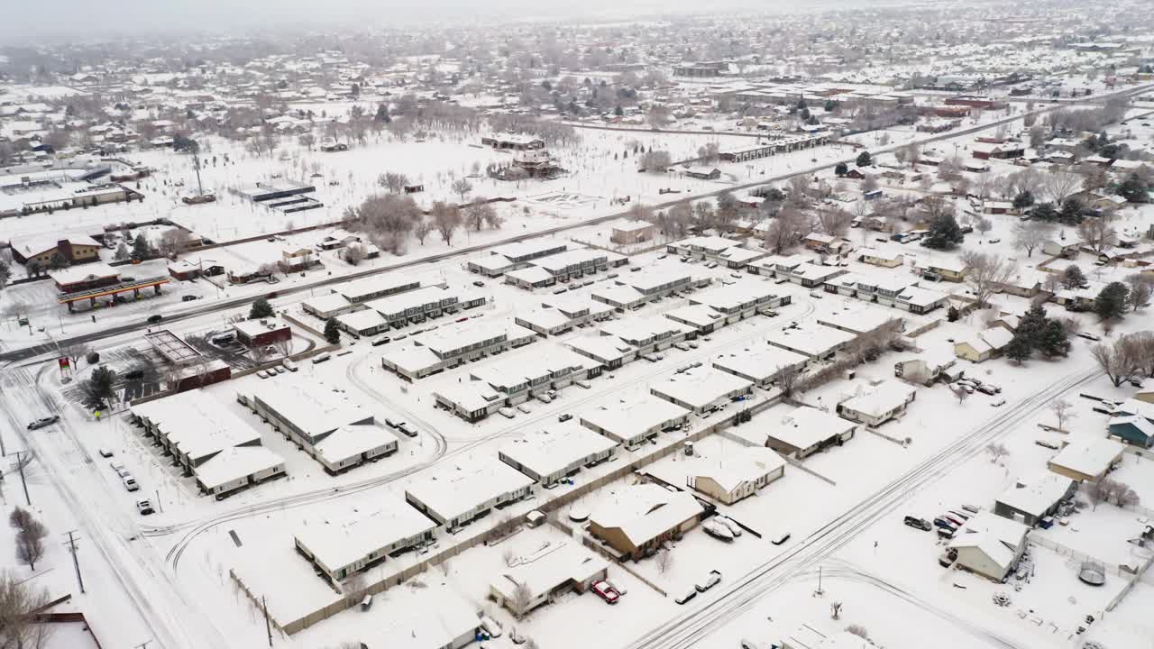 冬季暴风雪后的邻居视频素材