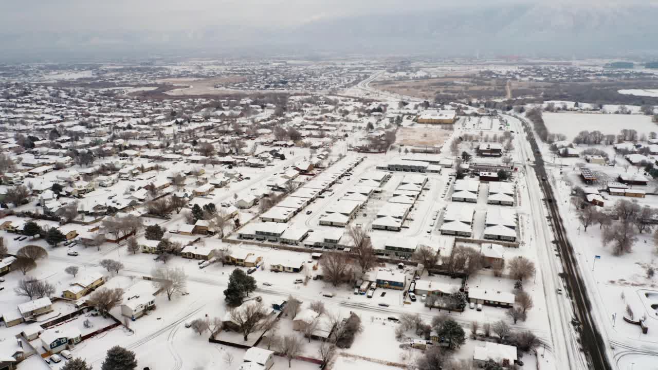 冬季暴风雪后的邻居视频素材