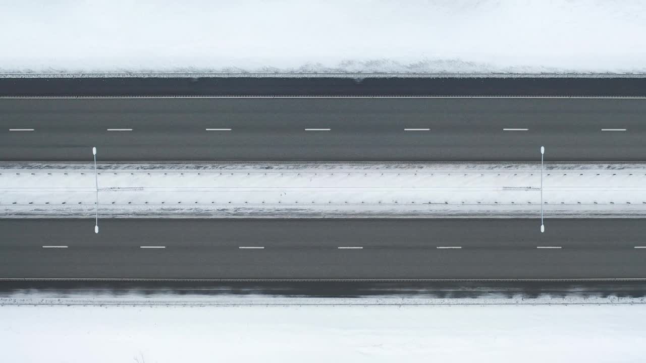 从上面俯瞰冬日雪地上的公路交通视频素材