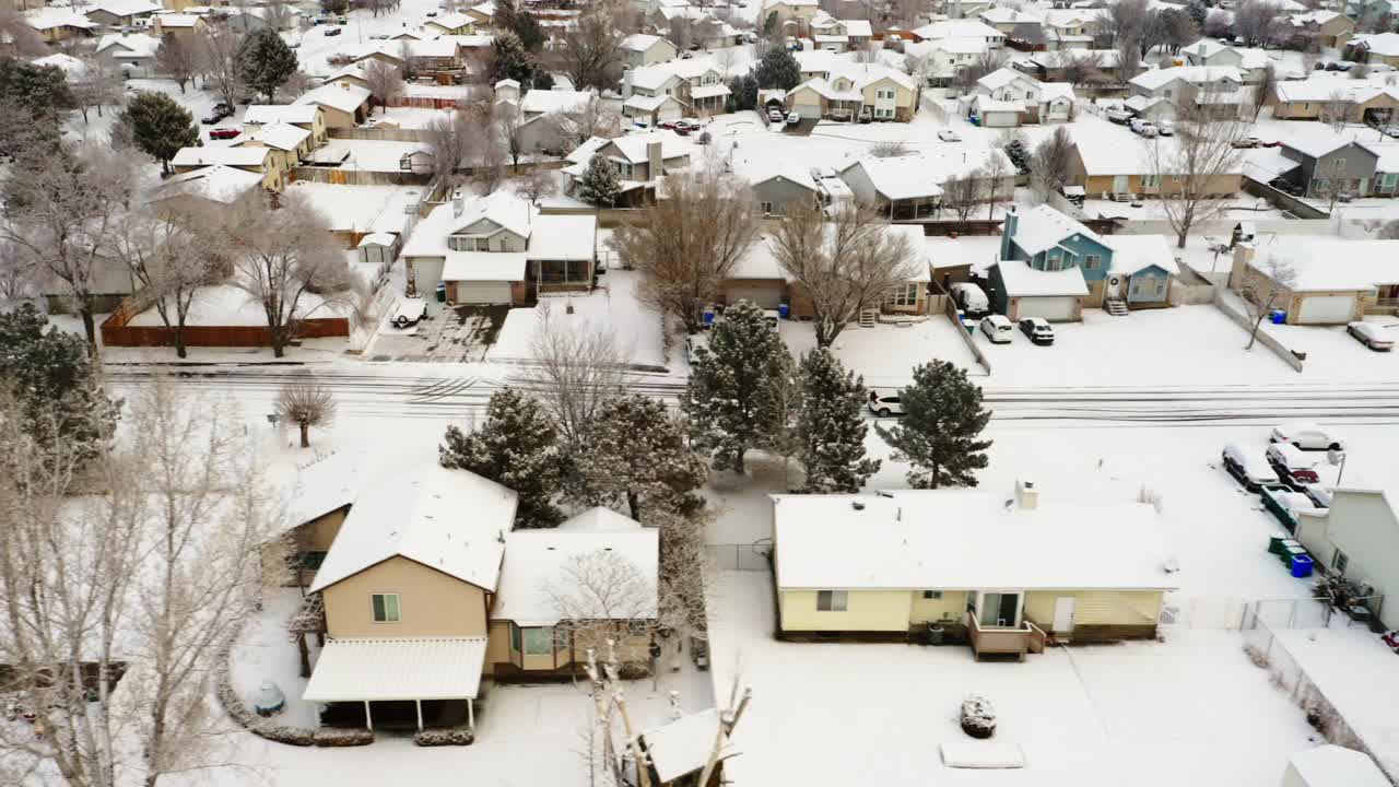 冬季暴风雪后的邻居视频素材