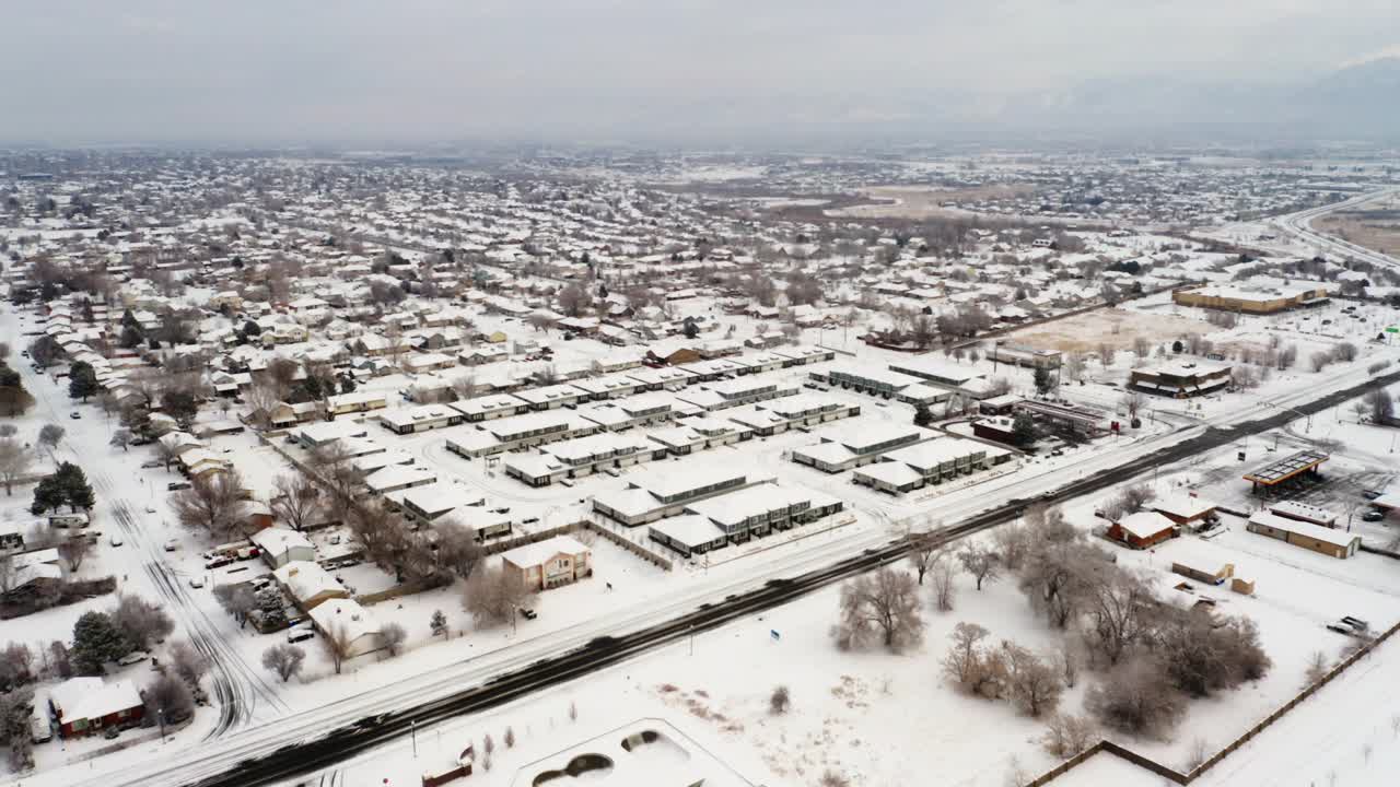 冬季暴风雪后的邻居视频素材