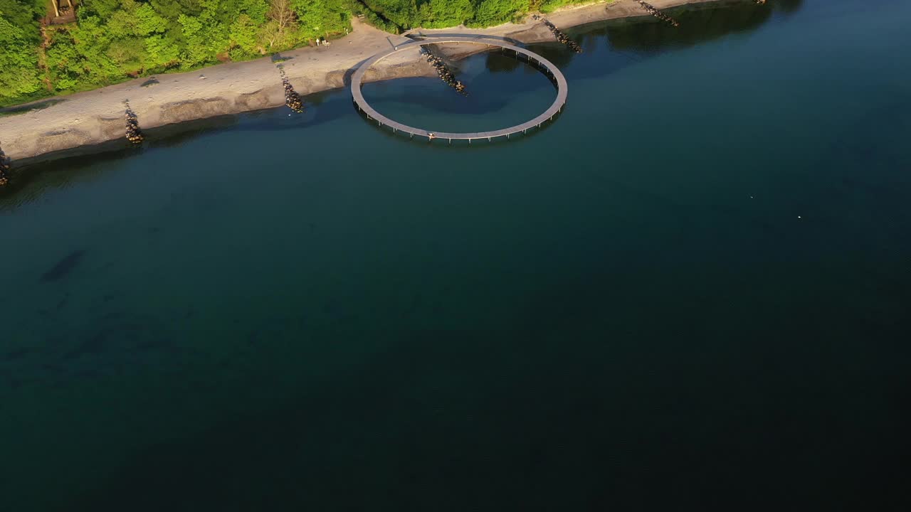 全景航拍的海水与无限桥在丹麦海岸视频素材