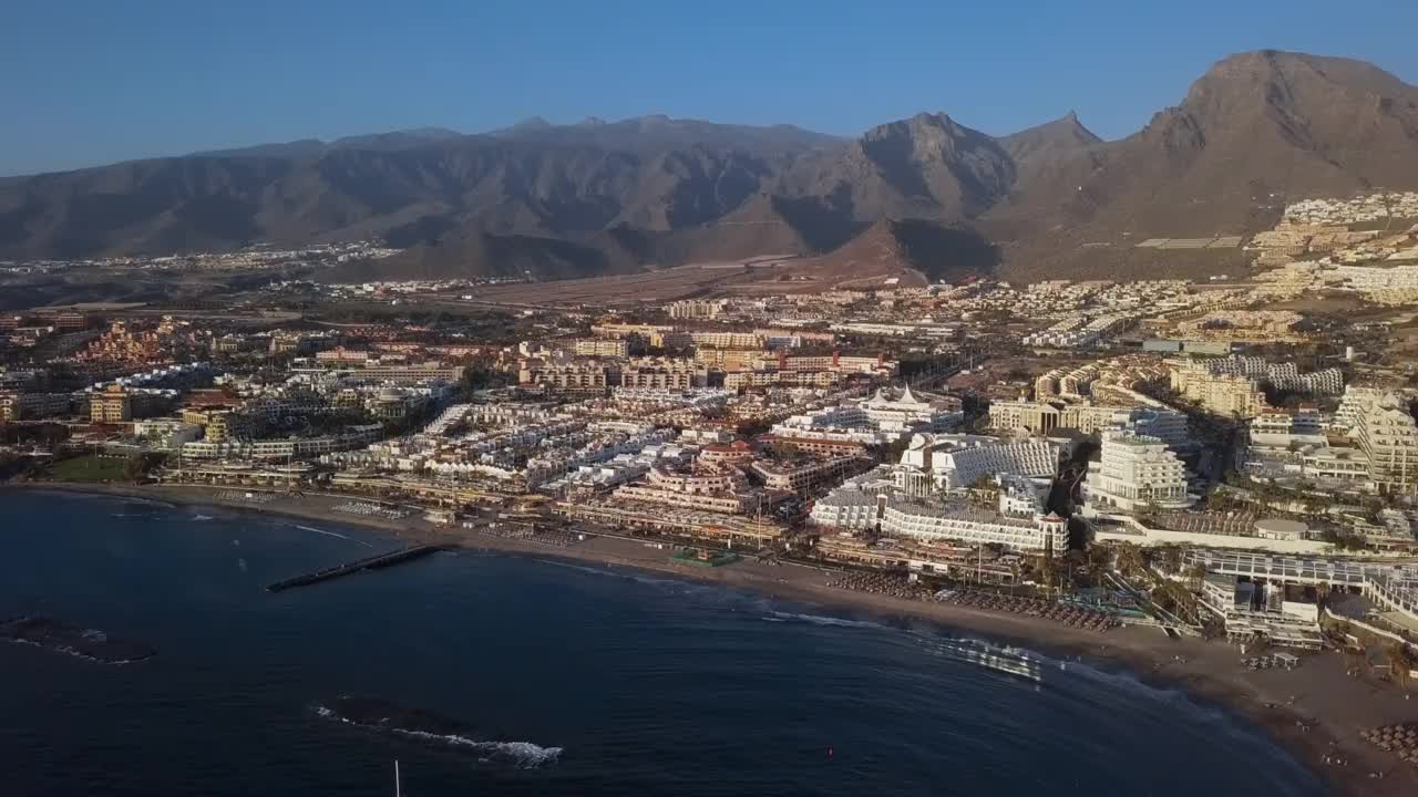 西班牙，加那利群岛，特内里费岛，Playa de las Americas度假村和Playa de Fanabe海滩的空中全景图，从24帧每秒提速2.5倍。视频素材