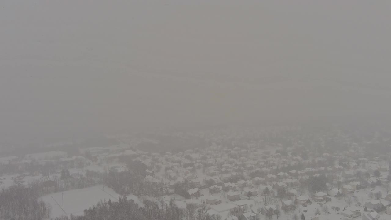 景观住宅区在大雪冬季的一天与复杂的城镇街道上的雪路视频素材