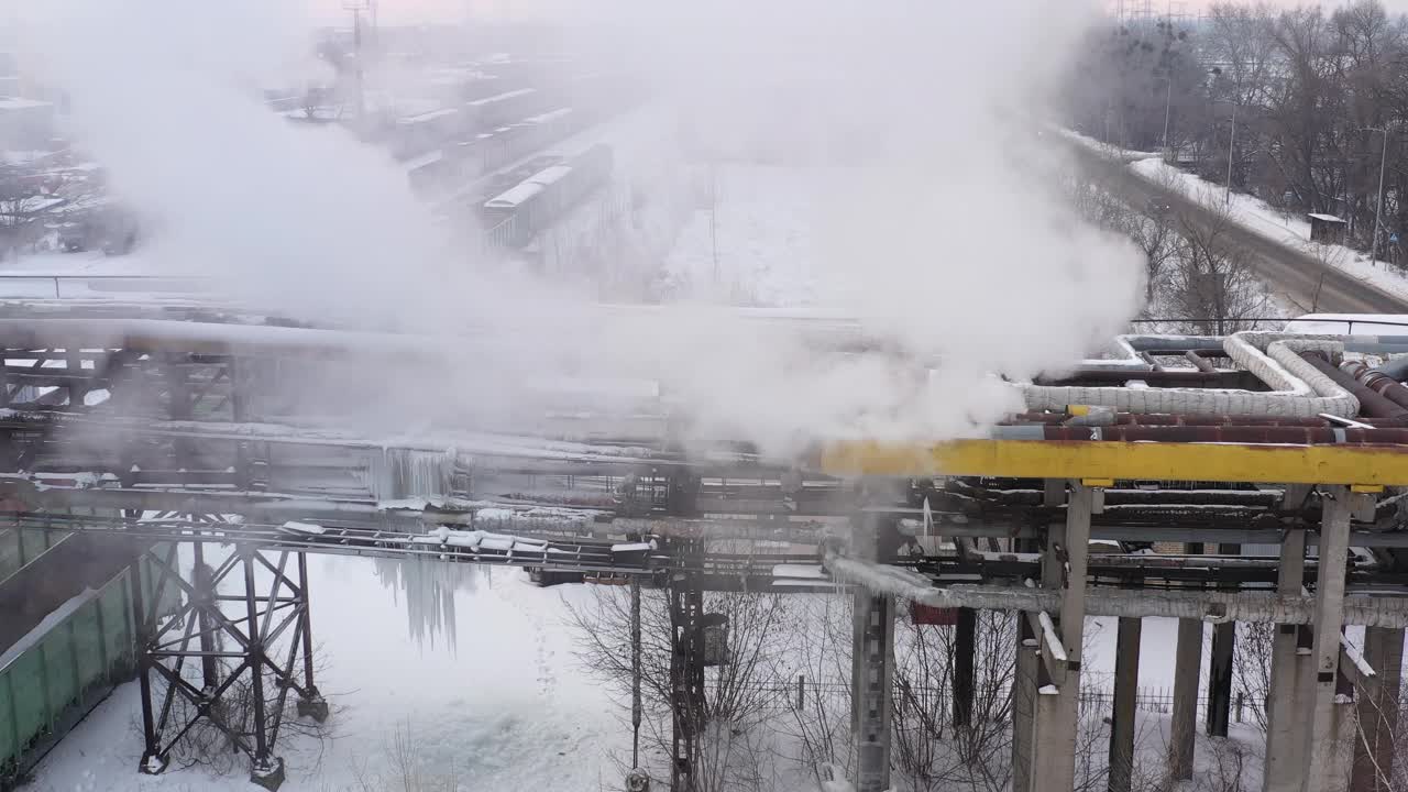 管道损坏，一些气体逸出。视频素材