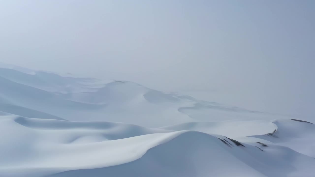 冬天，沙丘被雪覆盖着视频素材