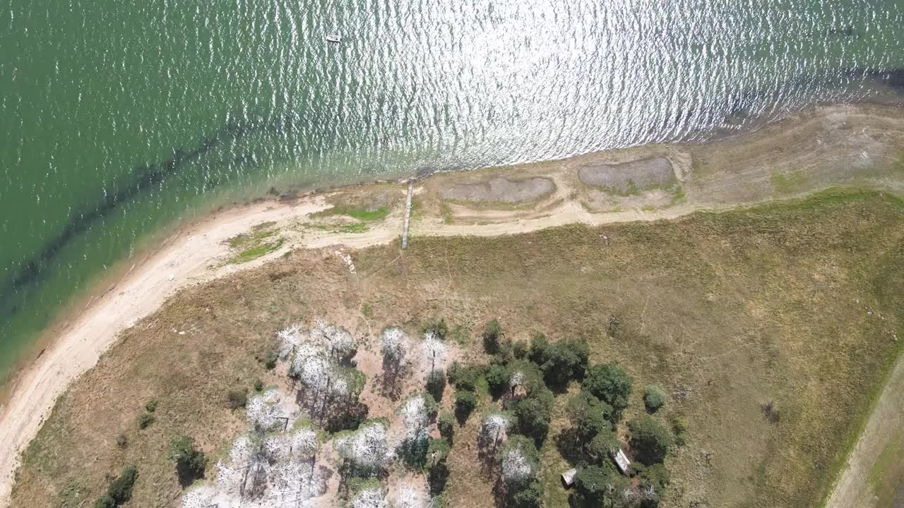 保加利亚巴塔克水库岛鸟瞰图视频素材