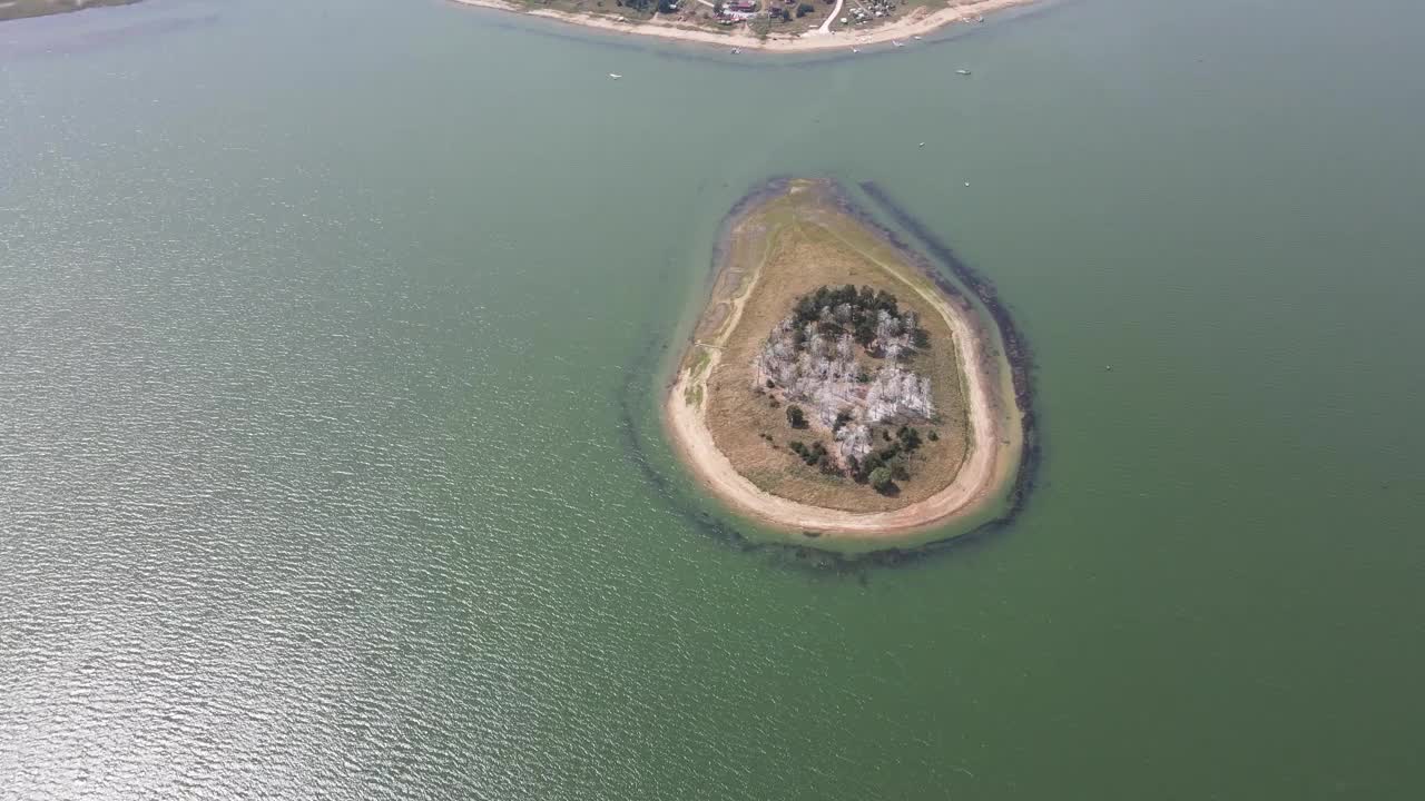 保加利亚巴塔克水库岛鸟瞰图视频素材