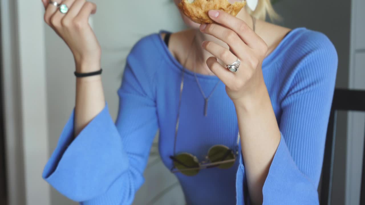 有吸引力的饥饿女性喜欢完美风味的食物视频素材