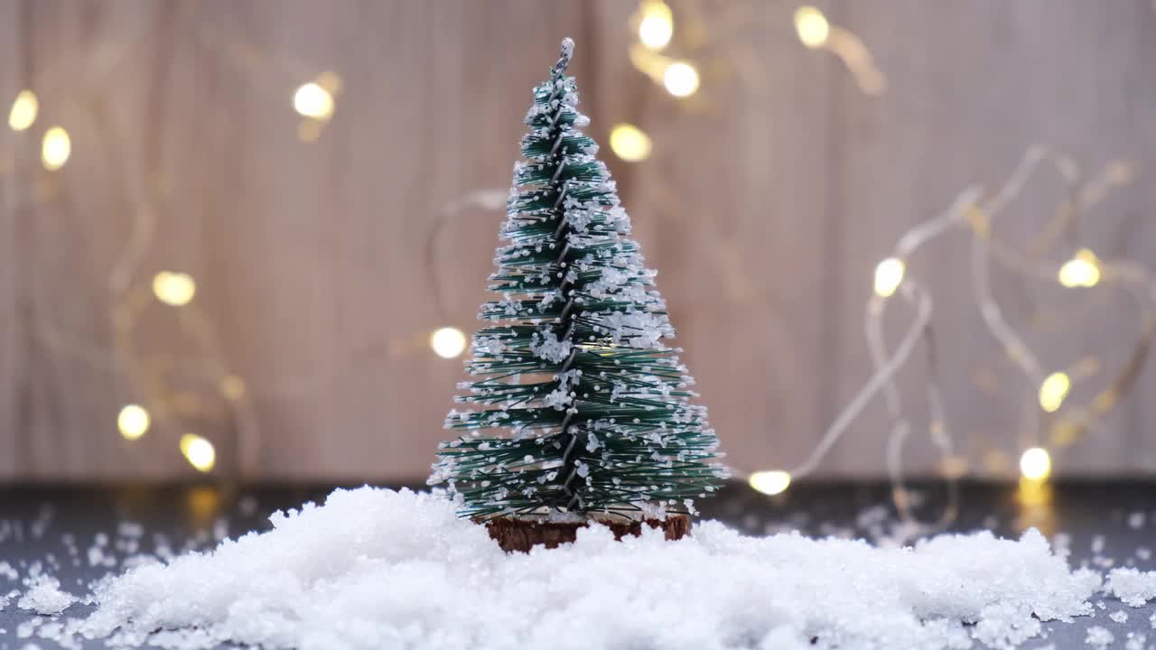 装饰圣诞树与雪的焦点。背景上的散焦圣诞灯视频素材