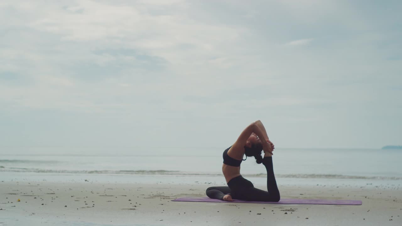 在海滩上做瑜伽。视频素材