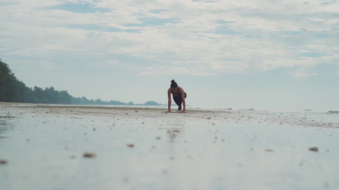 在海滩上做瑜伽。视频素材