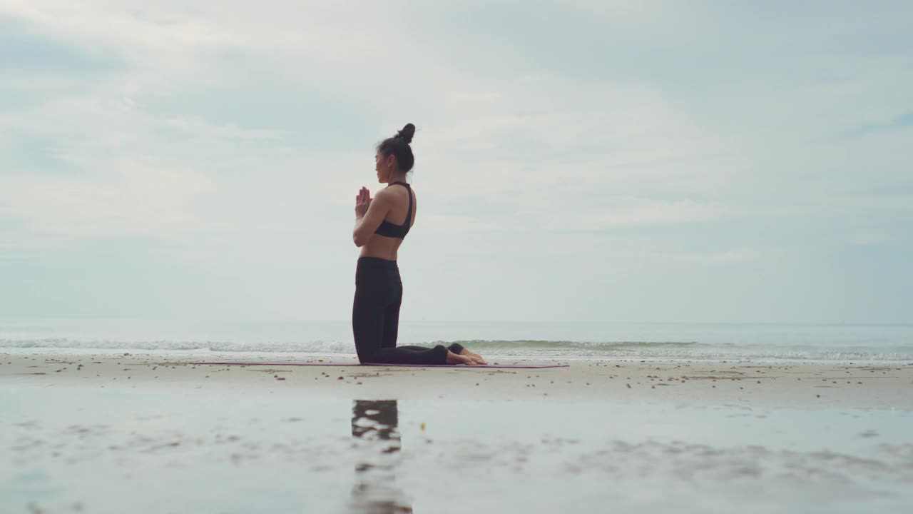 在海滩上做瑜伽。视频素材