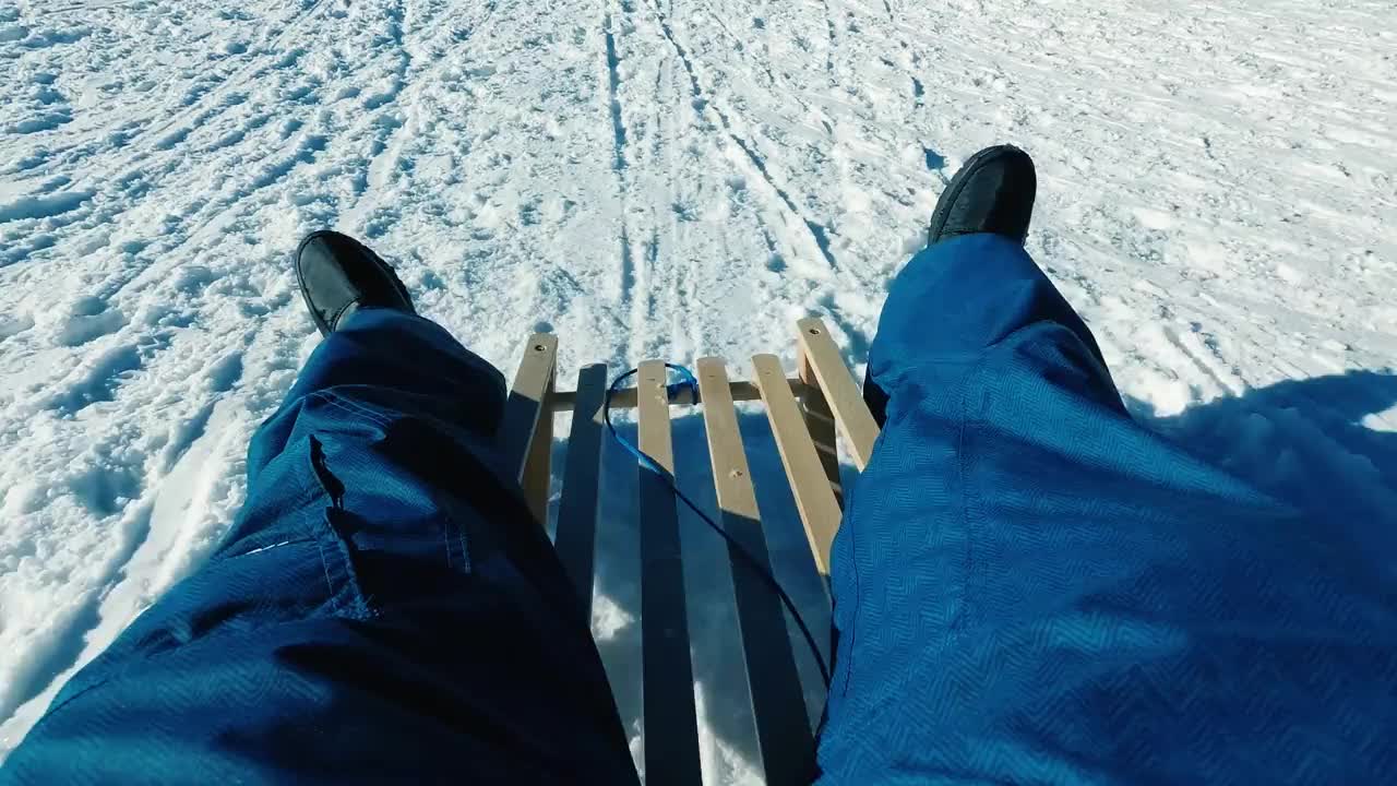 山上的人，带着雪橇视频下载