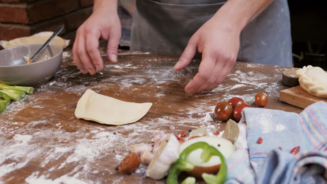 阿根廷馅饼，来自阿根廷的传统烘焙，厨师在家里用肉和蔬菜填充面团，自制西班牙馅饼视频素材