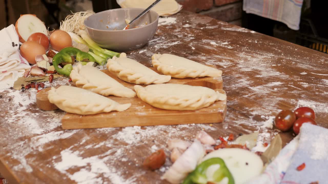 阿根廷馅饼，来自阿根廷的传统烘焙，厨师在家里用肉和蔬菜填充面团，自制西班牙馅饼视频素材