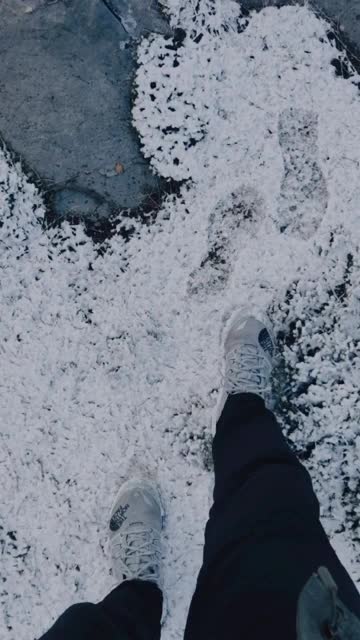 垂直视频惊人的比利牛斯山与雪山峡谷和戏剧性的风景在国家公园。西班牙。视频素材