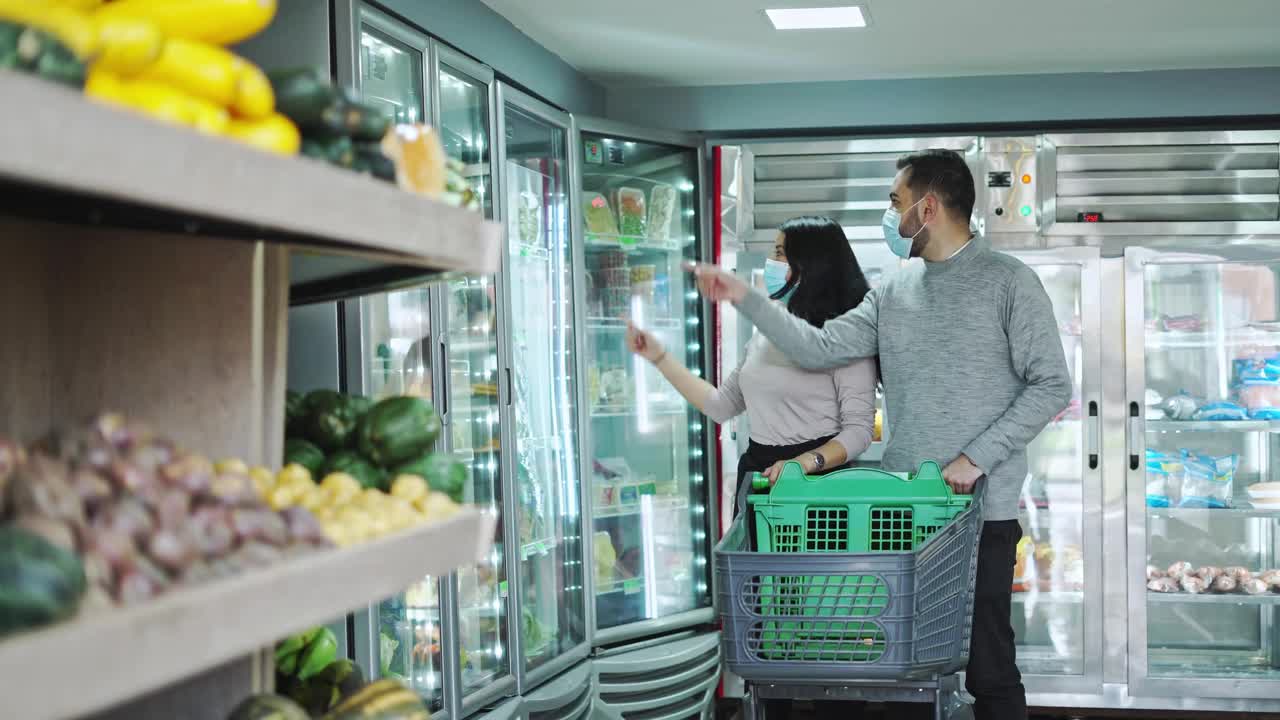 一对拉丁夫妇戴着面具在食品仓库里表演集市视频素材