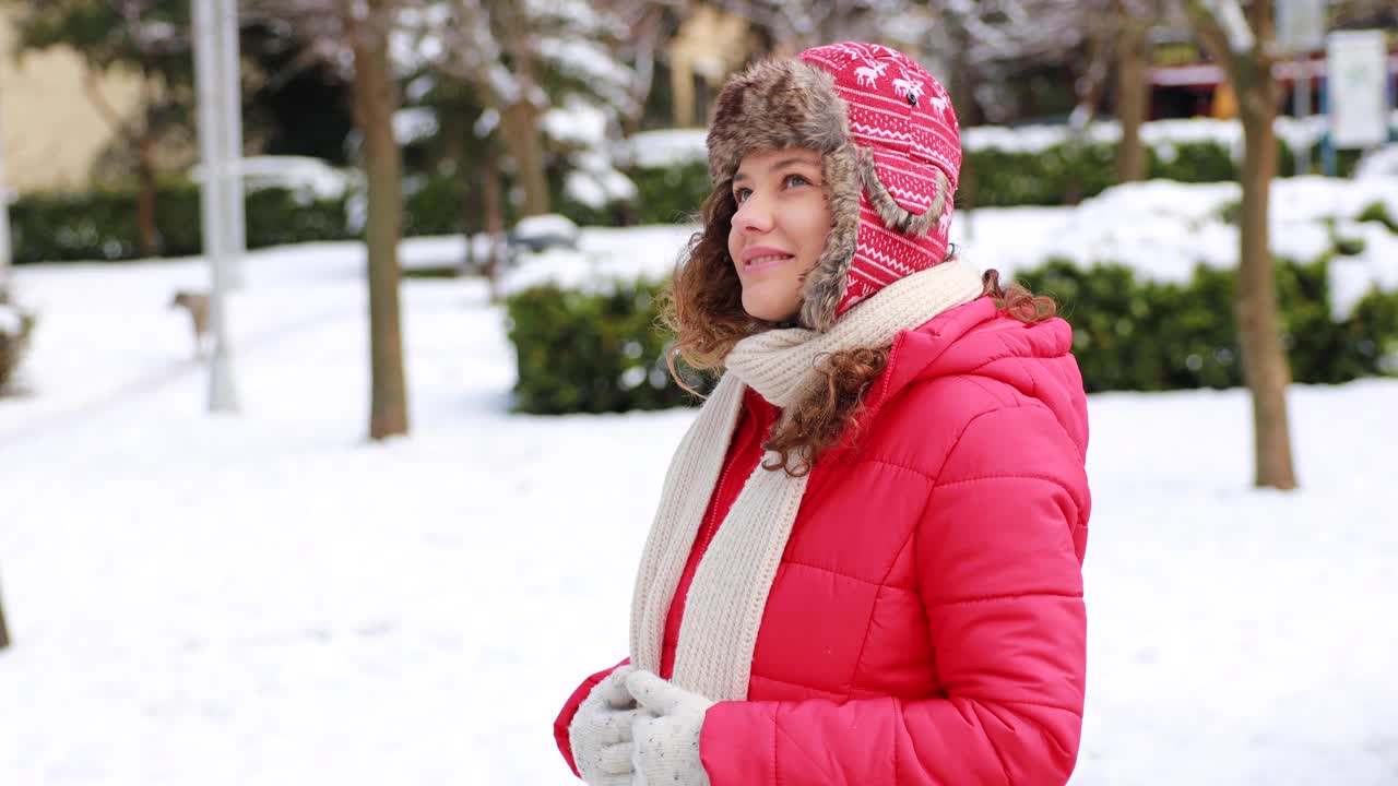 年轻女子正在享受下雪的冬日视频素材